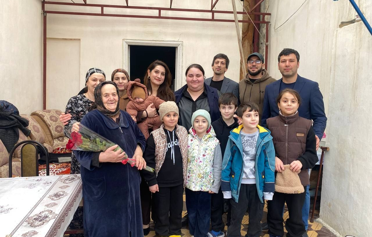 Дербентские единороссы адресно поздравили матерей участников СВО